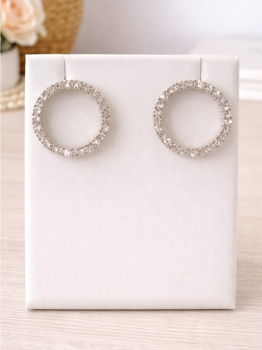 *Elegant Silver Circle Rhinestone Stud Earrings